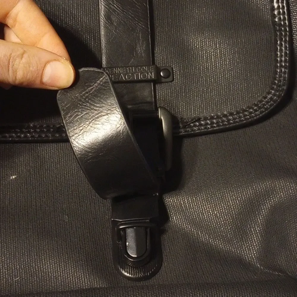 Kenneth Cole Reaction Messenger Bag